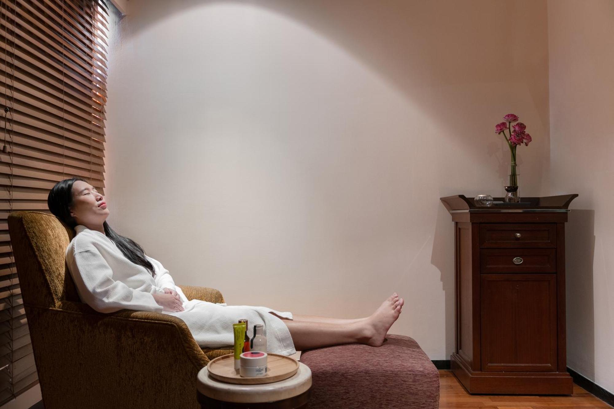 Pullman Bangkok Hotel G Экстерьер фото A woman relaxing at a spa