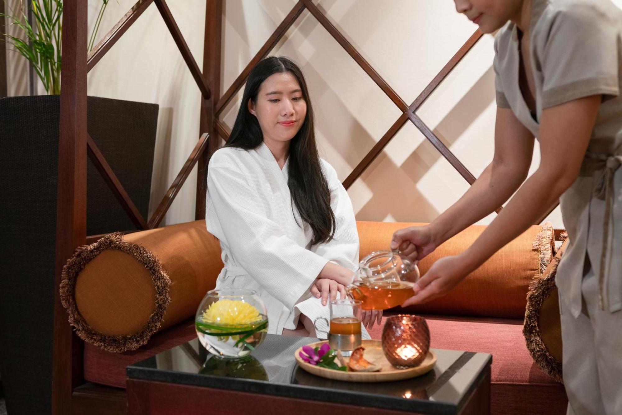 Pullman Bangkok Hotel G Экстерьер фото A woman at a spa