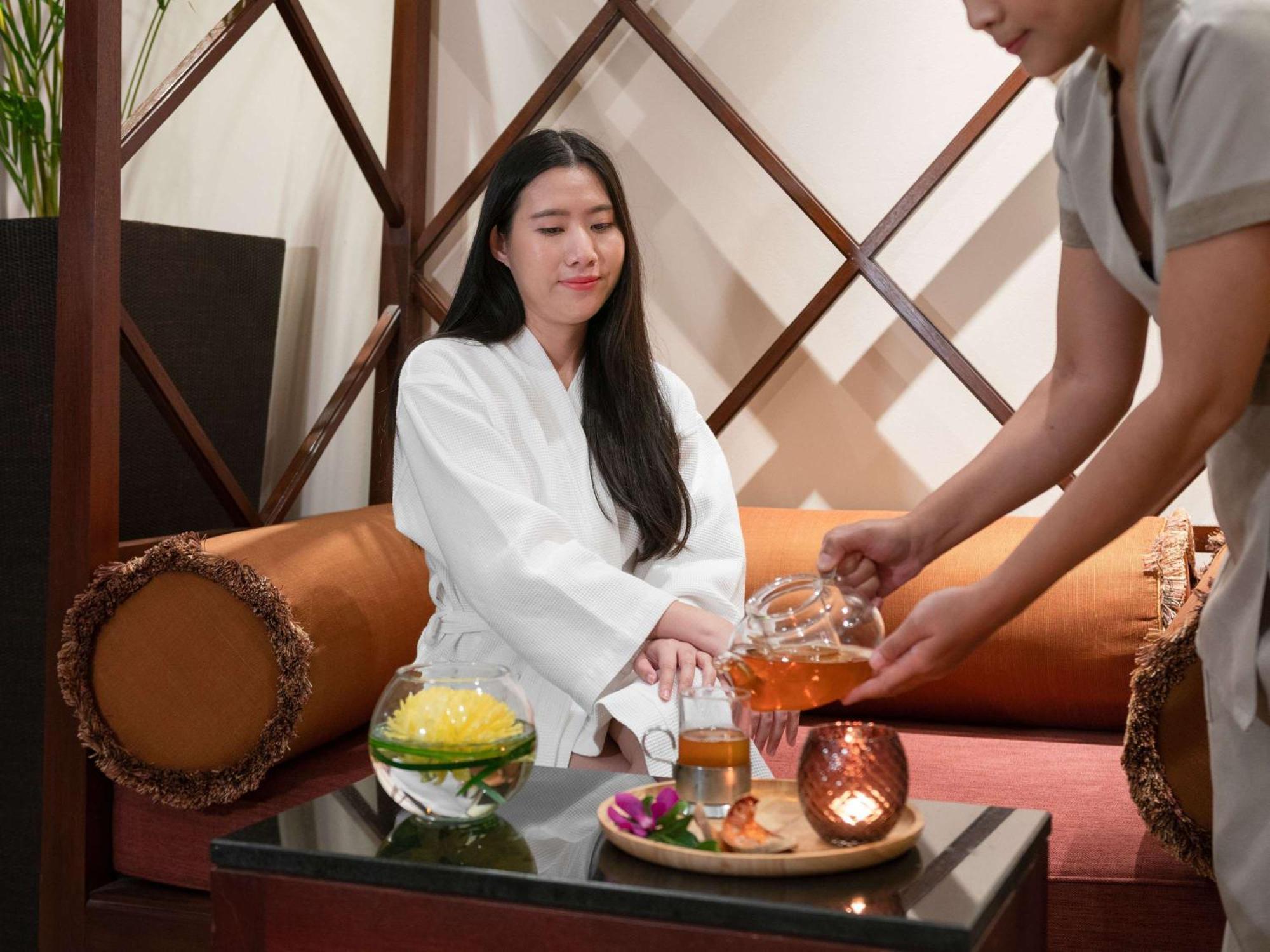 Pullman Bangkok Hotel G Экстерьер фото A customer at a spa