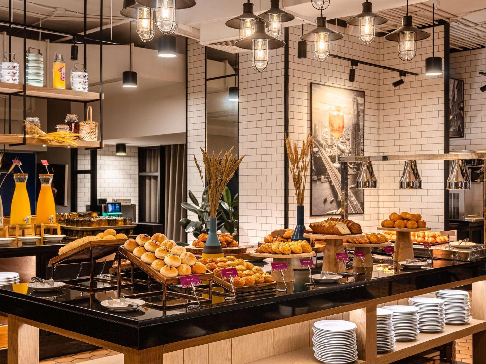Pullman Bangkok Hotel G Экстерьер фото The buffet at the hotel